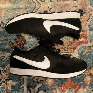 Nike MD Valiant